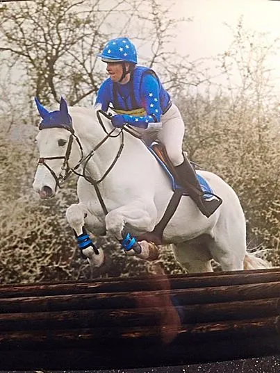 27970 horse whitening shampoo image1